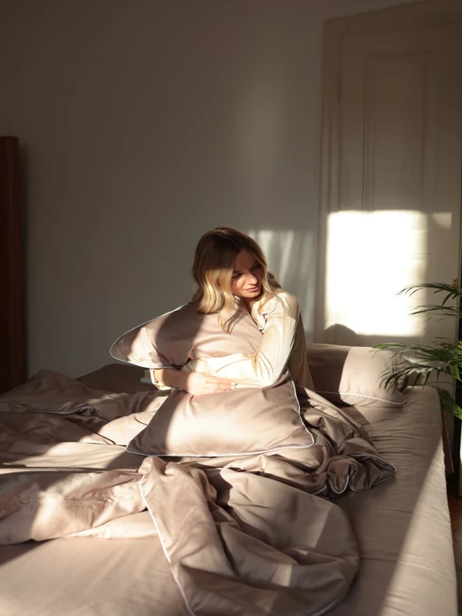 Комплект постельного белья из ткани сатин цвета мокко с белым кантом. BedclozZzes модель 12342 Фото