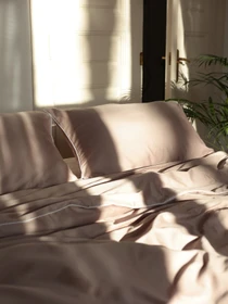 Комплект постельного белья из ткани сатин цвета мокко с белым кантом. BedclozZzes модель 12342 Фото