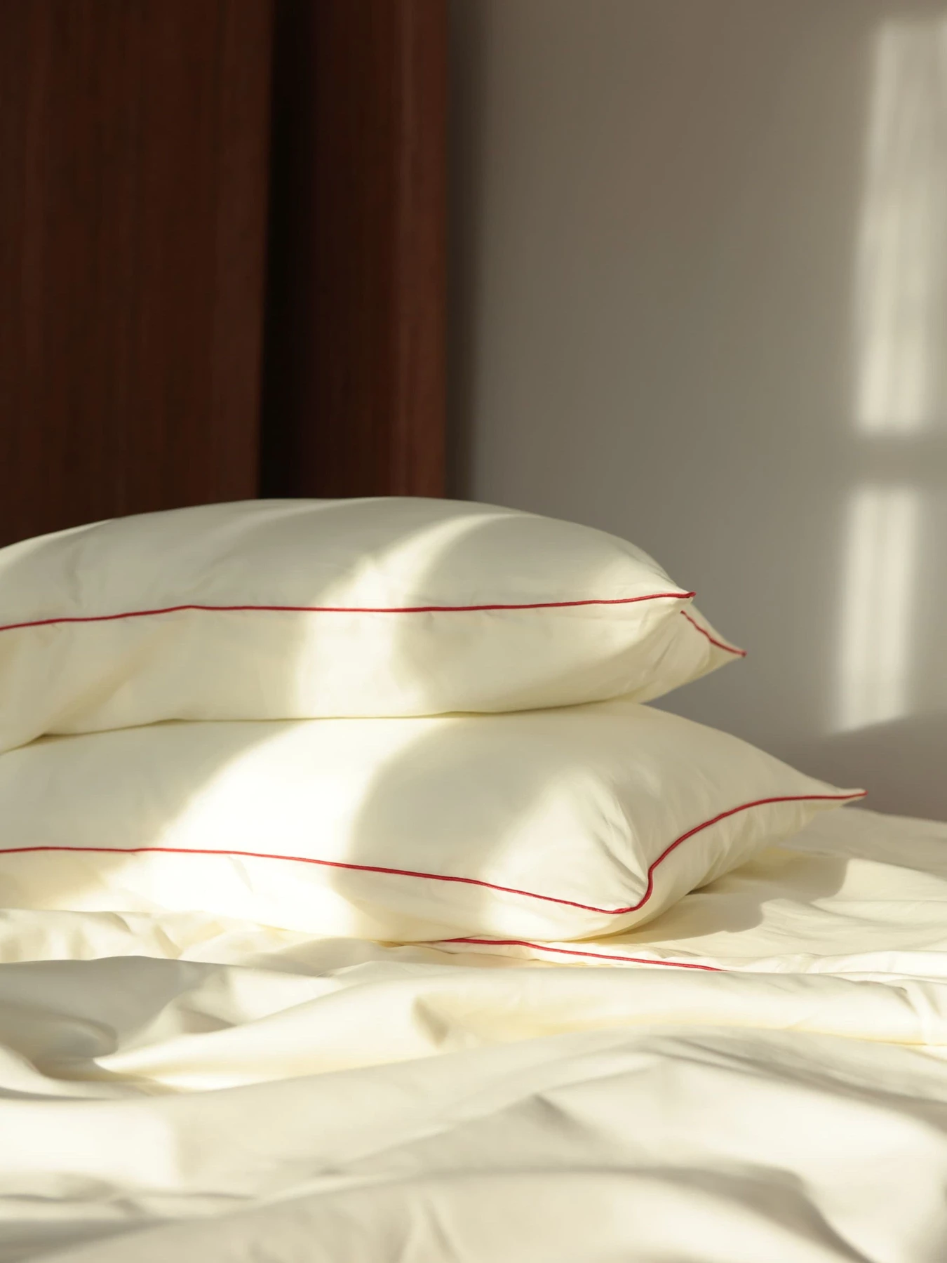 Комплект постельного белья из ткани сатин молочный с красным кантом. BedclozZzes модель 12343 Комплект постельного белья из ткани сатин молочный с красным кантом. BedclozZzes модель 12343 Фото