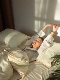 Комплект постельного белья из ткани сатин молочный с красным кантом. BedclozZzes модель 12343 Фото