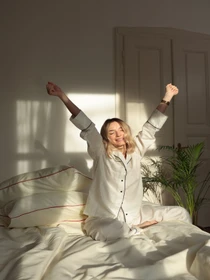 Комплект постельного белья из ткани сатин молочный с красным кантом. BedclozZzes модель 12343 Фото