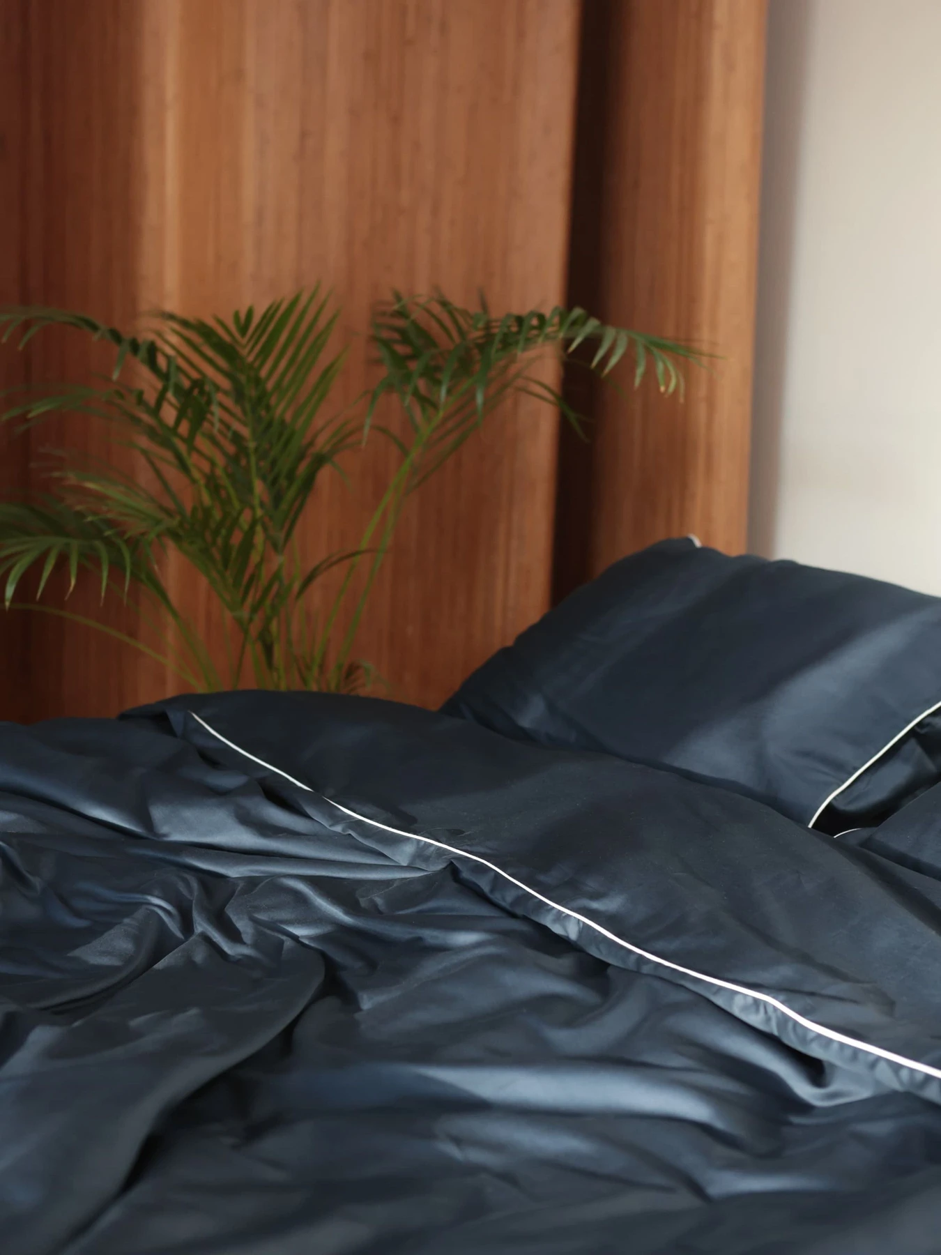 Комплект постельного белья из ткани сатин индиго с белым кантом. BedclozZzes модель 12344 Комплект постельного белья из ткани сатин индиго с белым кантом. BedclozZzes модель 12344 Фото