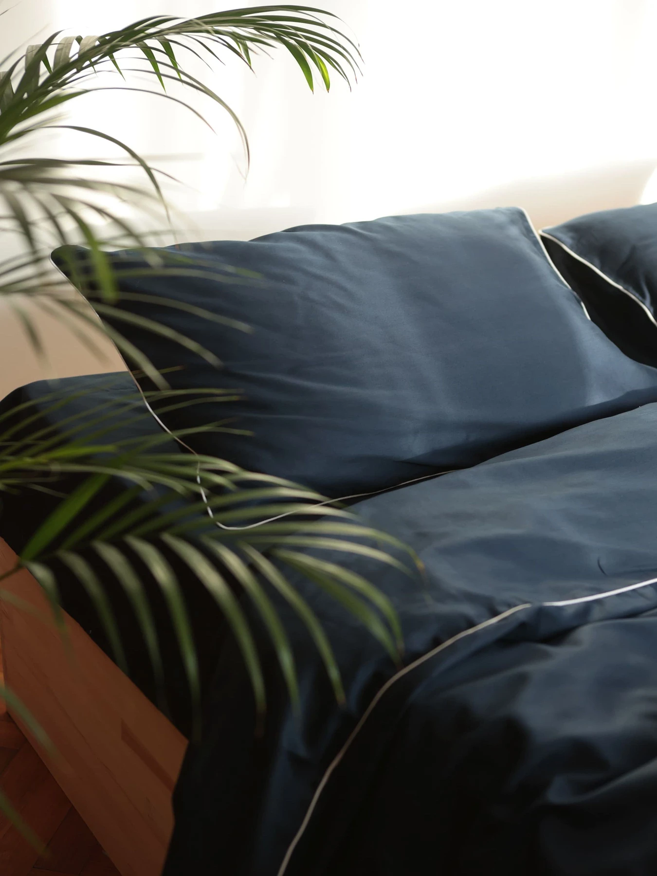 Комплект постельного белья из ткани сатин индиго с белым кантом. BedclozZzes модель 12344 Комплект постельного белья из ткани сатин индиго с белым кантом. BedclozZzes модель 12344 Фото