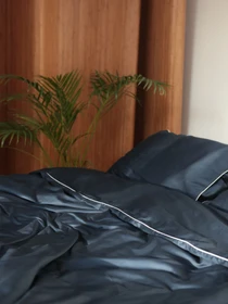 Комплект постельного белья из ткани сатин индиго с белым кантом. BedclozZzes модель 12344 Фото