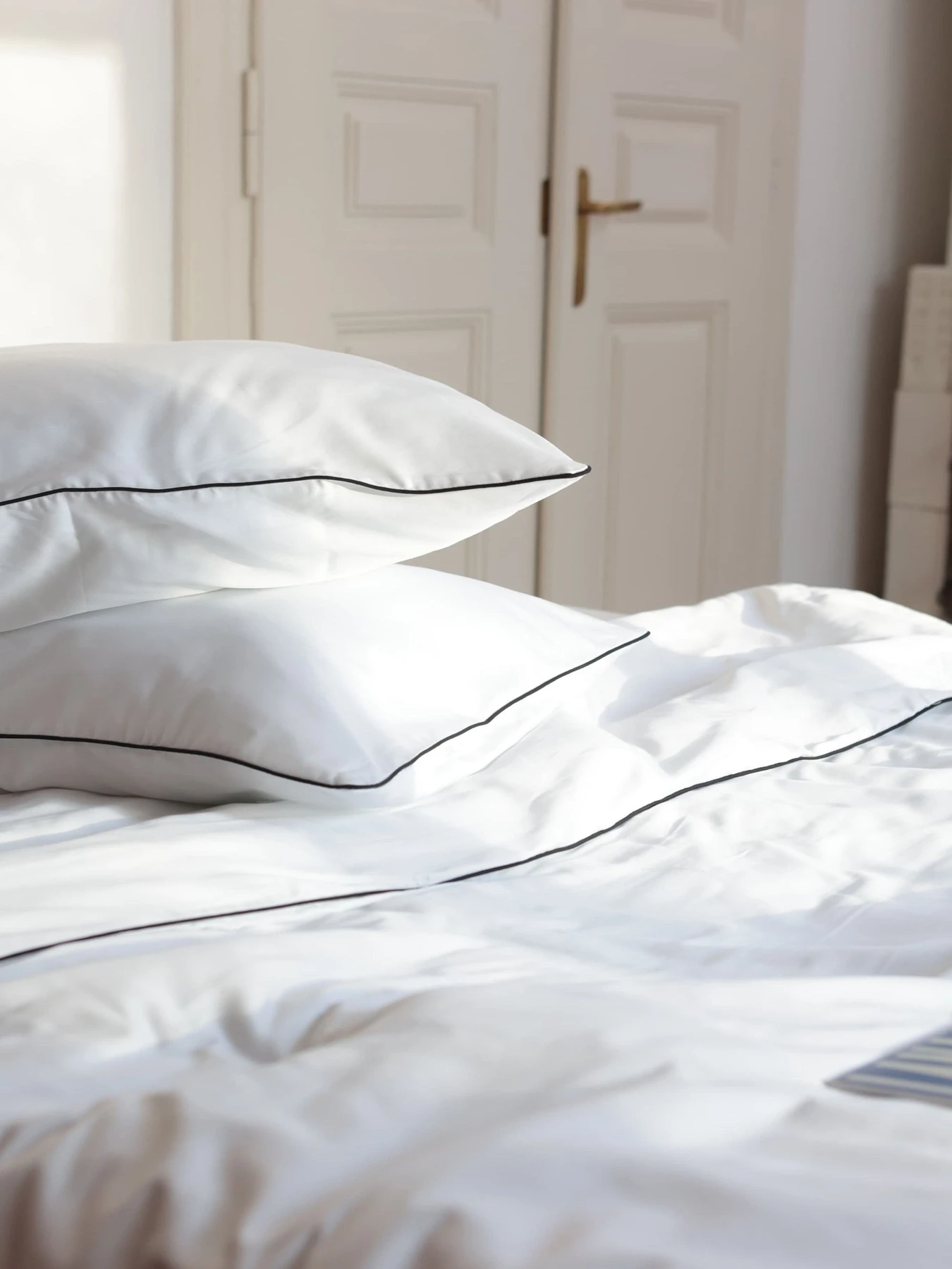 Комплект постельного белья из ткани белый сатин с черным кантом. BedclozZzes модель 12345 Комплект постельного белья из ткани белый сатин с черным кантом. BedclozZzes модель 12345 Фото