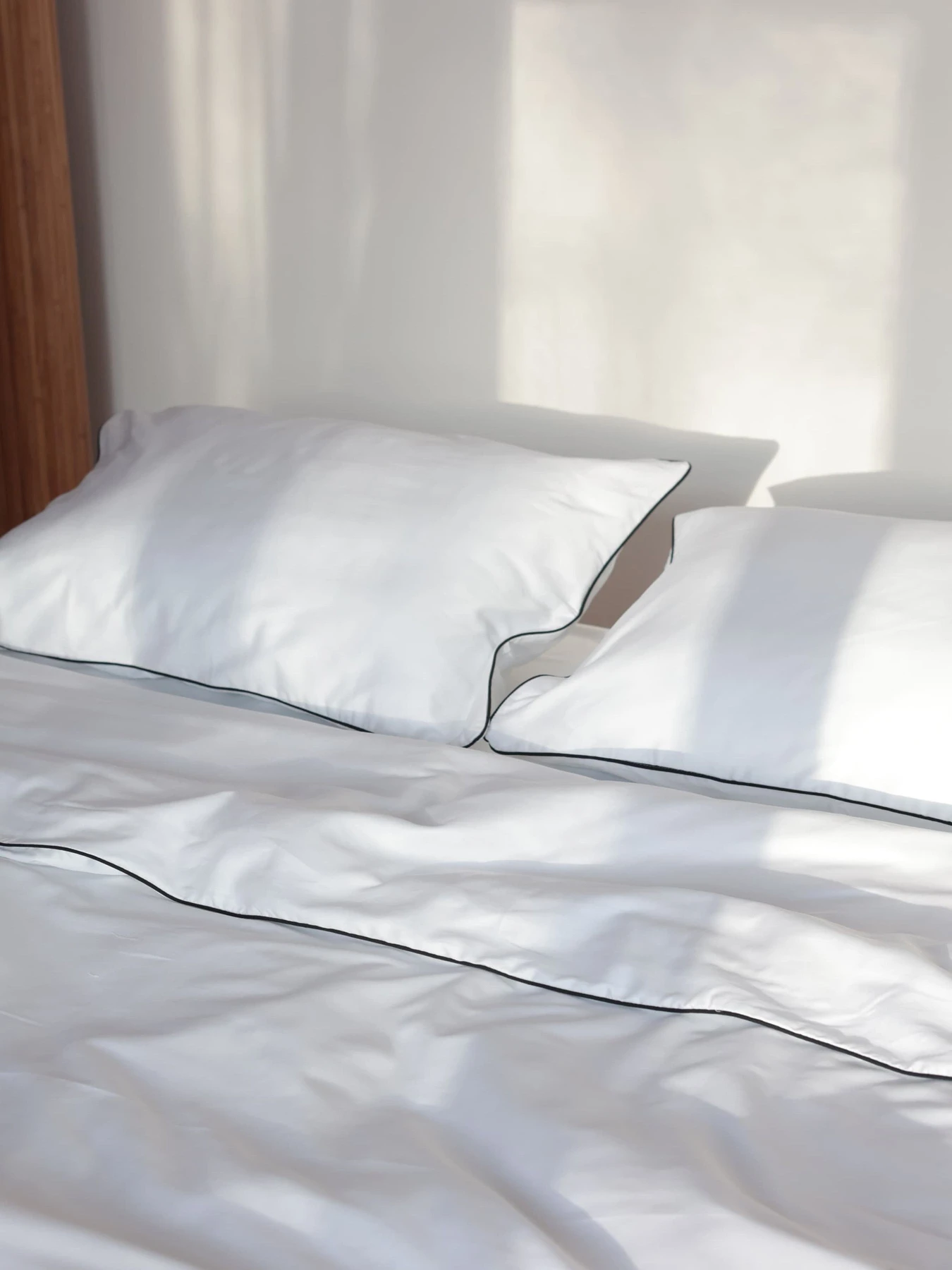 Комплект постельного белья из ткани белый сатин с черным кантом. BedclozZzes модель 12345 Комплект постельного белья из ткани белый сатин с черным кантом. BedclozZzes модель 12345 Фото