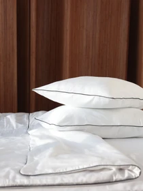 Комплект постельного белья из ткани белый сатин с черным кантом. BedclozZzes модель 12345 Фото