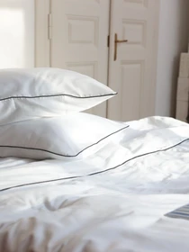 Комплект постельного белья из ткани белый сатин с черным кантом. BedclozZzes модель 12345 Фото