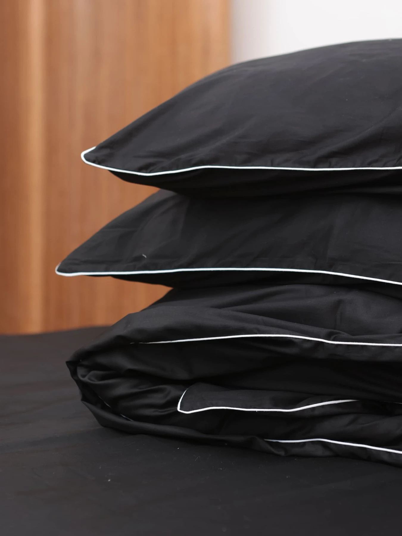 Комплект постельного белья из ткани черный сатин с белым кантом. BedclozZzes модель 12346 Комплект постельного белья из ткани черный сатин с белым кантом. BedclozZzes модель 12346 Фото