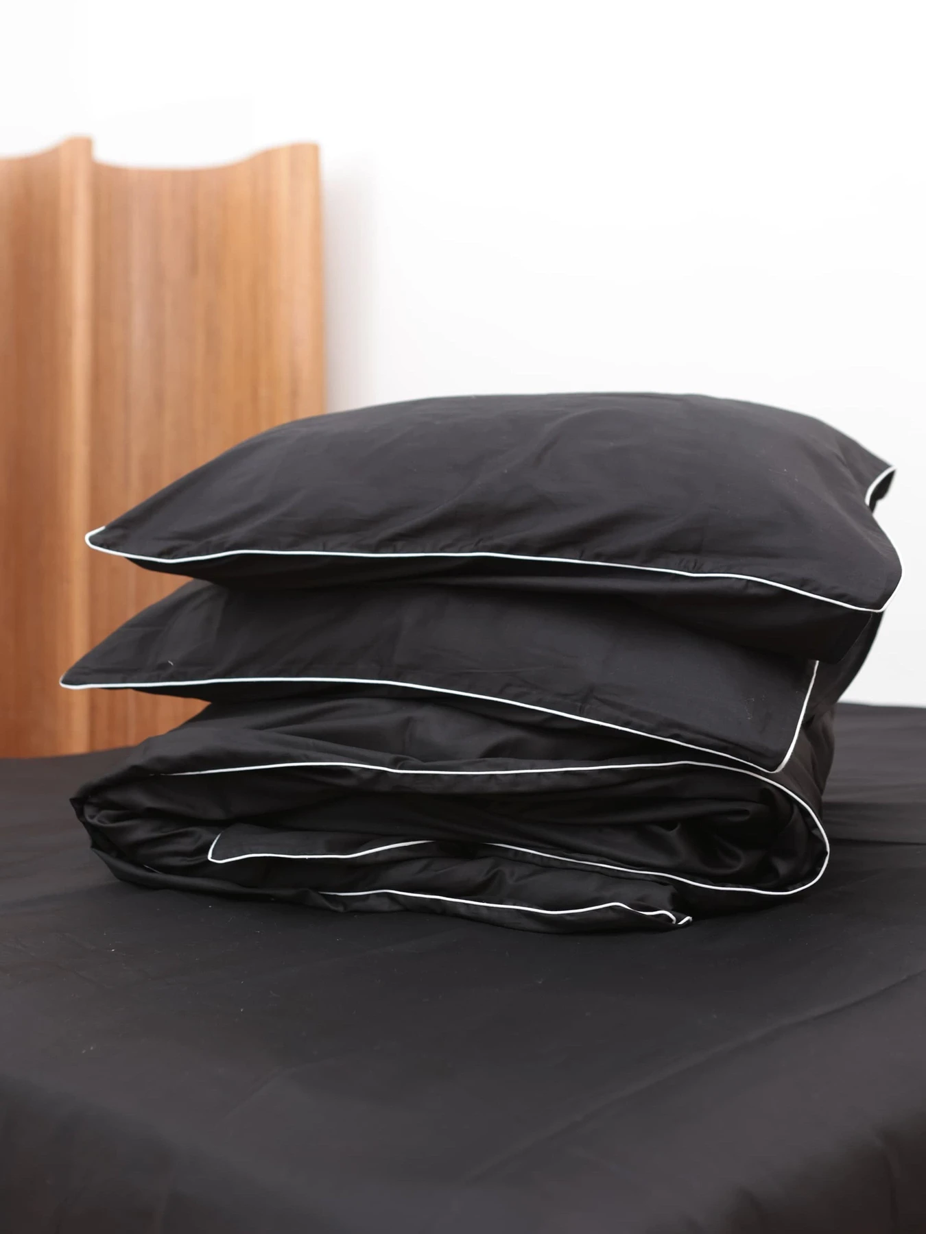 Комплект постельного белья из ткани черный сатин с белым кантом. BedclozZzes модель 12346 Комплект постельного белья из ткани черный сатин с белым кантом. BedclozZzes модель 12346 Фото