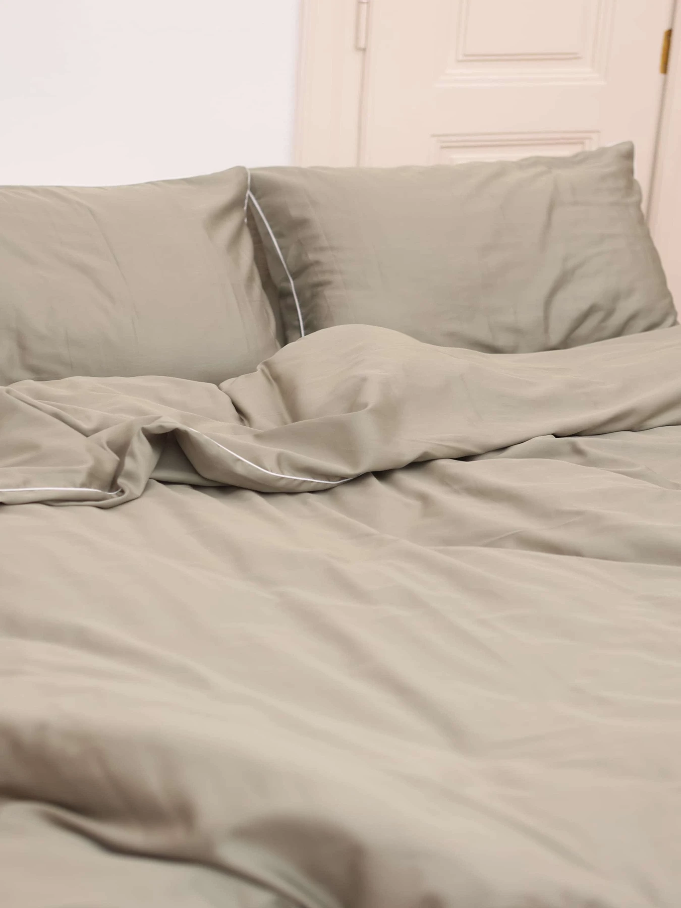 Комплект постельного белья из ткани оливковый сатин с белым кантом. BedclozZzes модель 12347 Комплект постельного белья из ткани оливковый сатин с белым кантом. BedclozZzes модель 12347 Фото