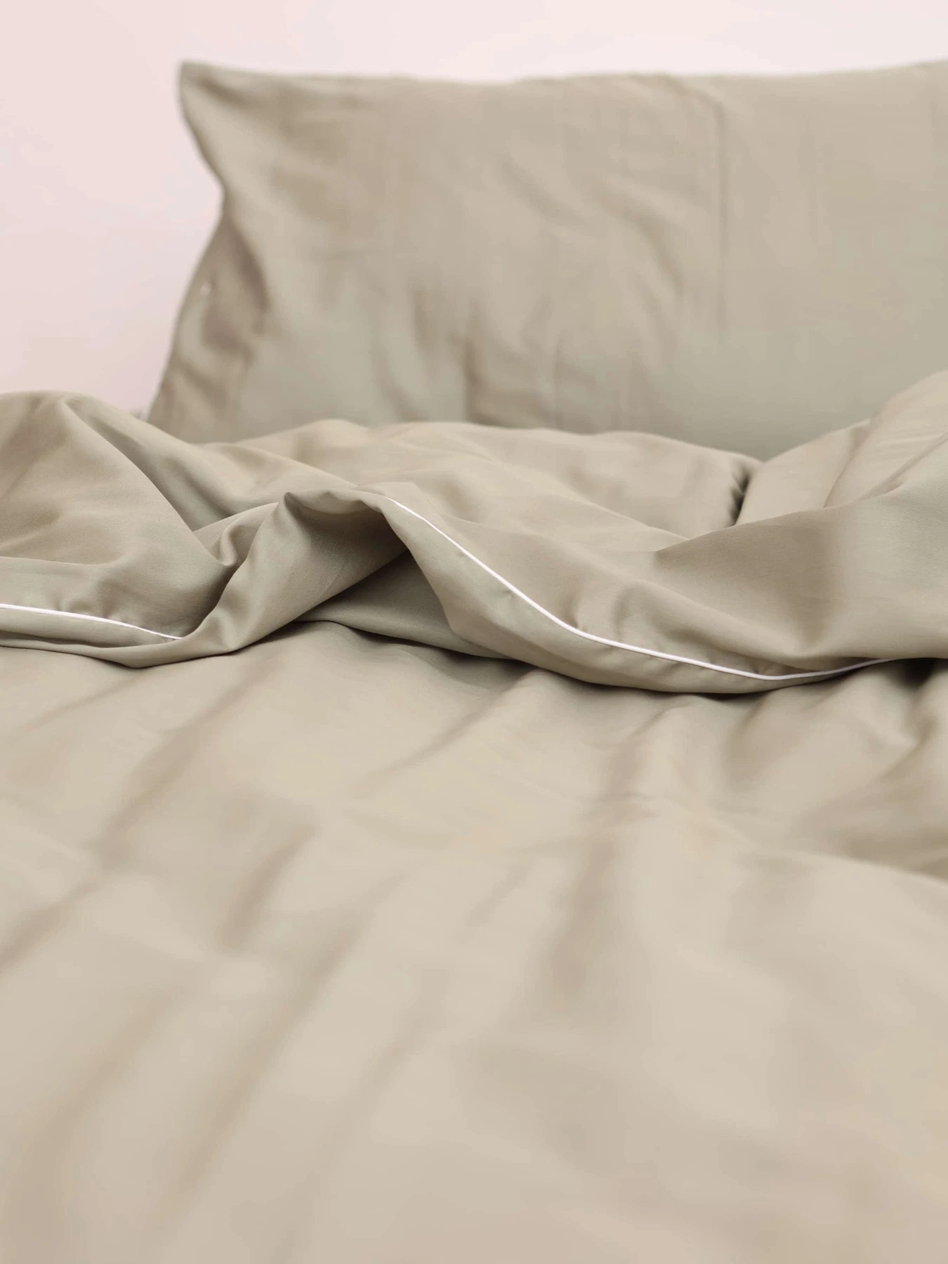Комплект постельного белья из ткани оливковый сатин с белым кантом. BedclozZzes модель 12347 Комплект постельного белья из ткани оливковый сатин с белым кантом. BedclozZzes модель 12347 Фото