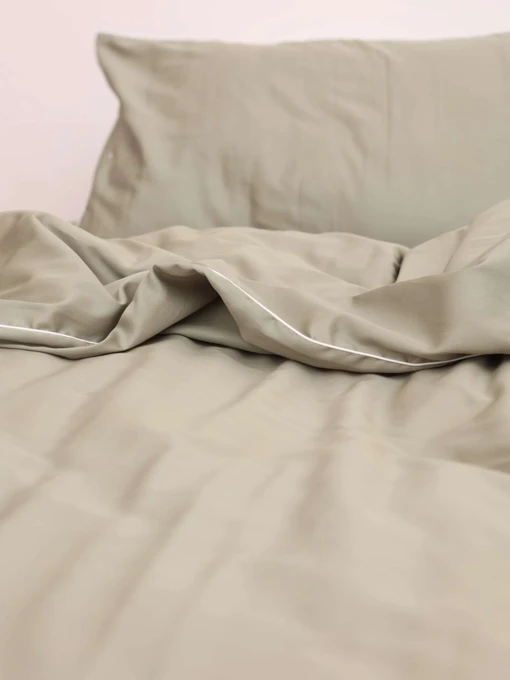 Комплект постільної білизни з тканини сатин оливковий з білим кантом BedclozZzes модель 12347 Фото