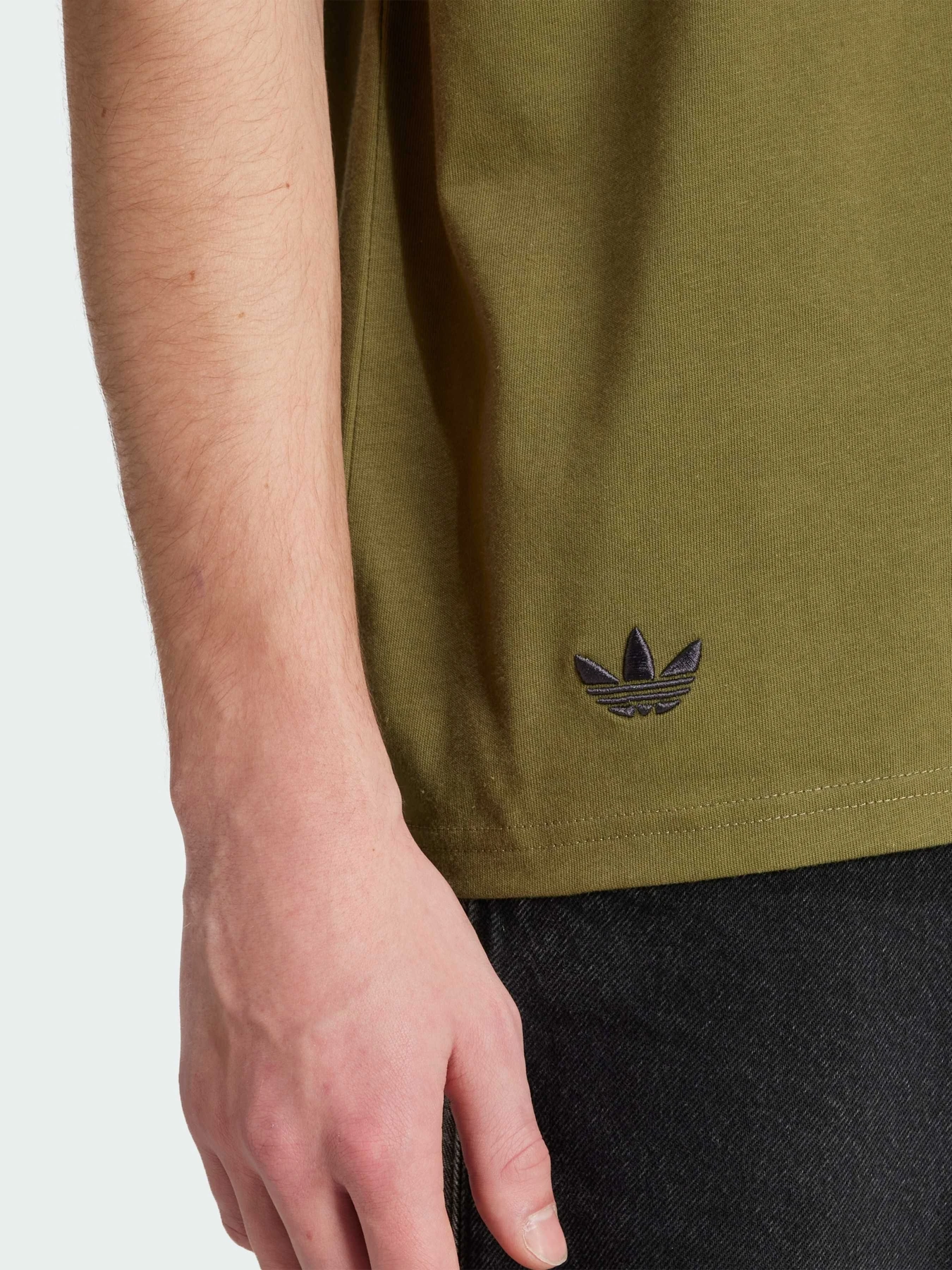 Футболки і поло Adidas Adicolor модель HZ3697 Футболки і поло Adidas Adicolor модель HZ3697 Фото