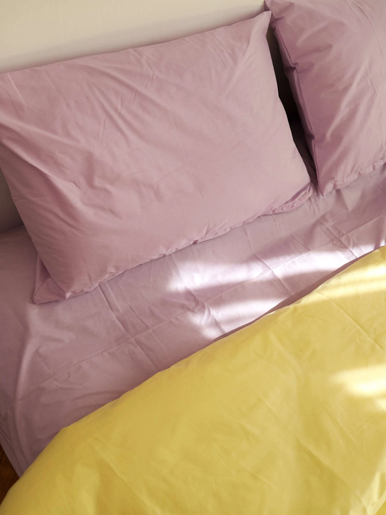 Комплект постельного белья из ткани ранфорс фиалковый+лимонный BedclozZzes модель 12123 Комплект постельного белья из ткани ранфорс фиалковый+лимонный BedclozZzes модель 12123 Фото