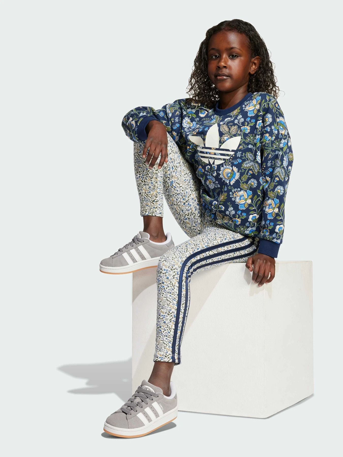 Костюмы Adidas Graphics модель JV7804 Костюмы Adidas Graphics модель JV7804 Фото