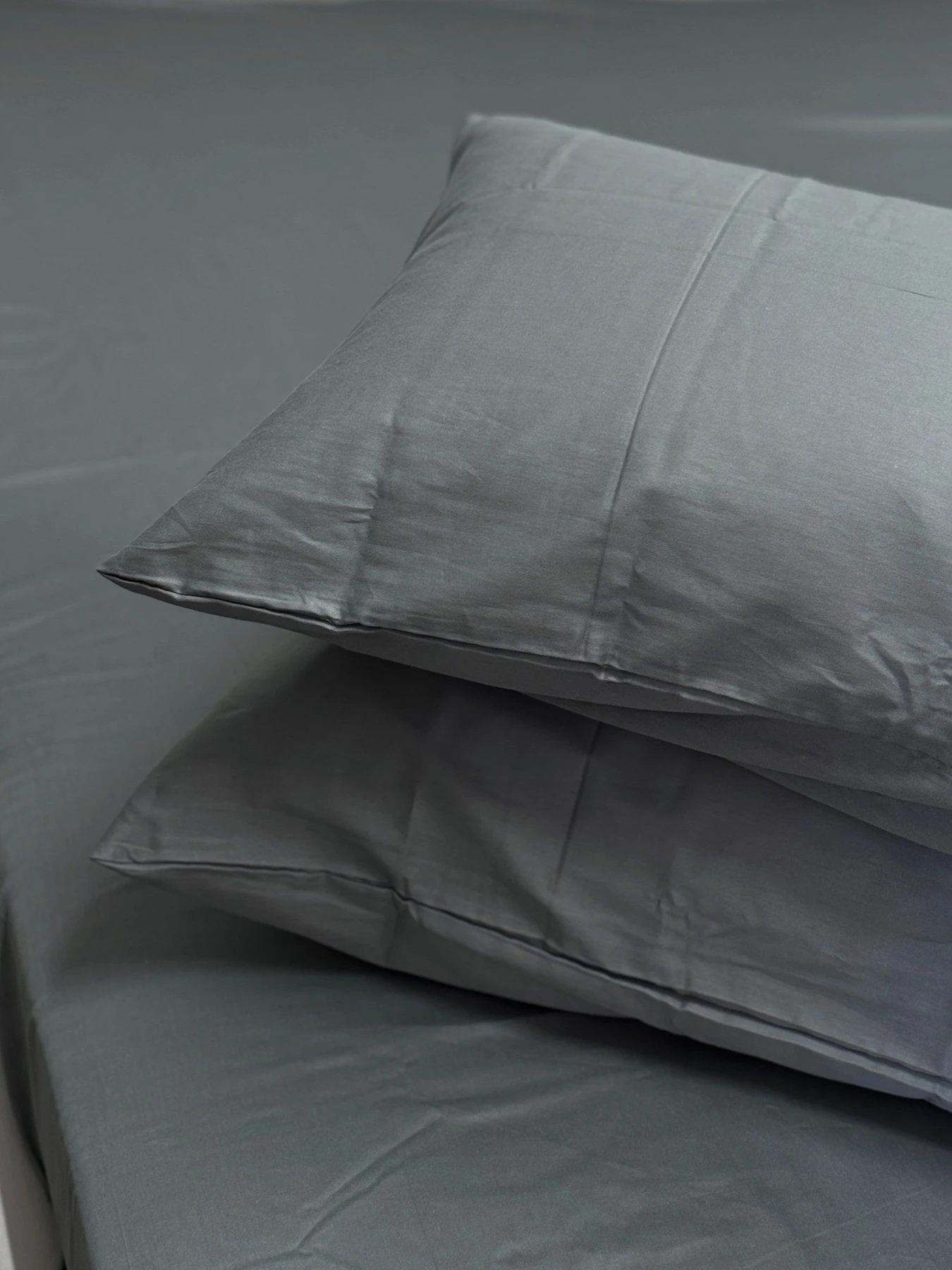 Комплект наволочок із сатину 2 шт. темно-сірого кольору Natural Grey Ecotton модель 24740 Фото