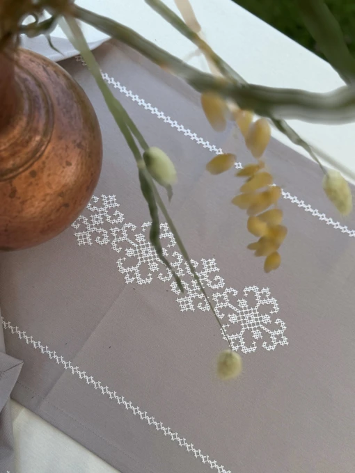 Раннер-дорожка для обеденного стола с вышивкой White on Grey водоотталкивающая в подарочной упаковке Ecotton модель 25257 Фото
