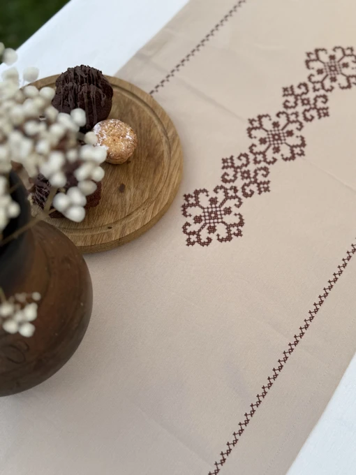 Раннер-дорожка для обеденного стола с вышивкой Brown on Beige водоотталкивающая в подарочной упаковке Ecotton модель 25258 Фото