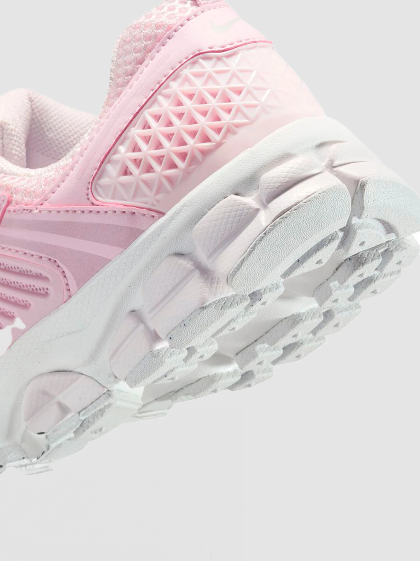 Кросівки NIKE Zoom Vomero 5 Gs модель HF6998-600 Кросівки NIKE Zoom Vomero 5 Gs модель HF6998-600 Фото