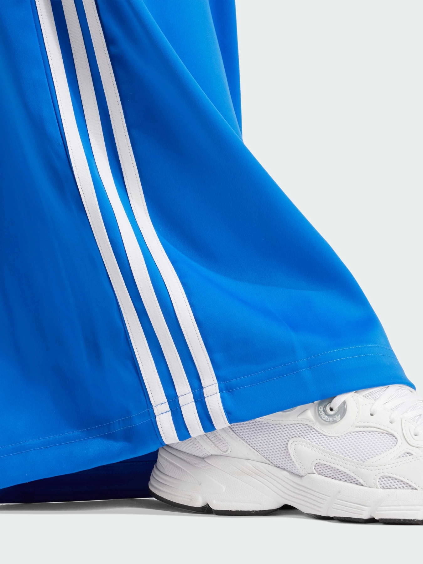 Брюки Adidas Adicolor модель IY7310 Брюки Adidas Adicolor модель IY7310 Фото