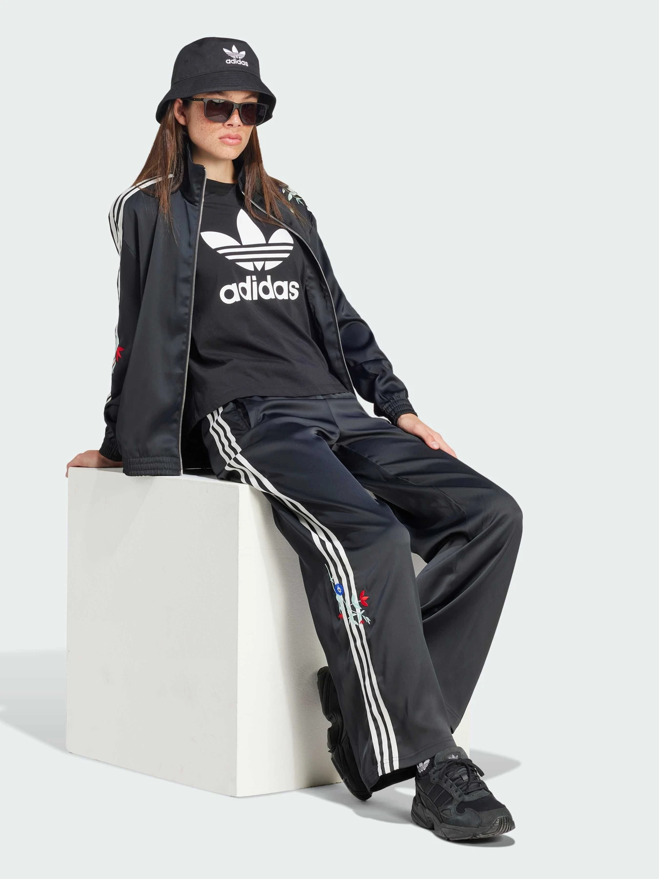 Брюки Adidas Graphics модель IT5377 Фото