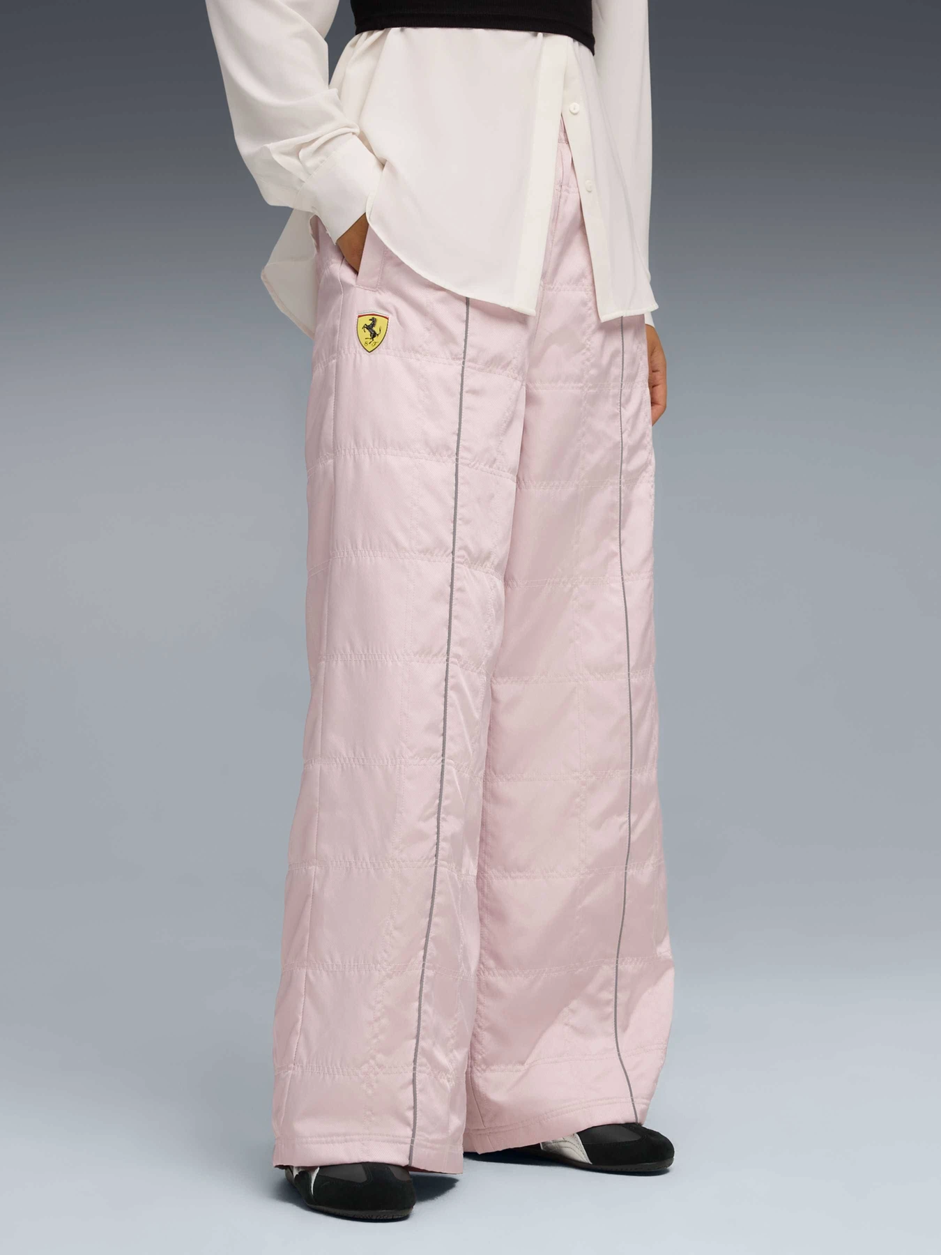 Брюки PUMA Ferrari Premium Wmn Wvn Pant модель 632794 Брюки PUMA Ferrari Premium Wmn Wvn Pant модель 632794 Фото