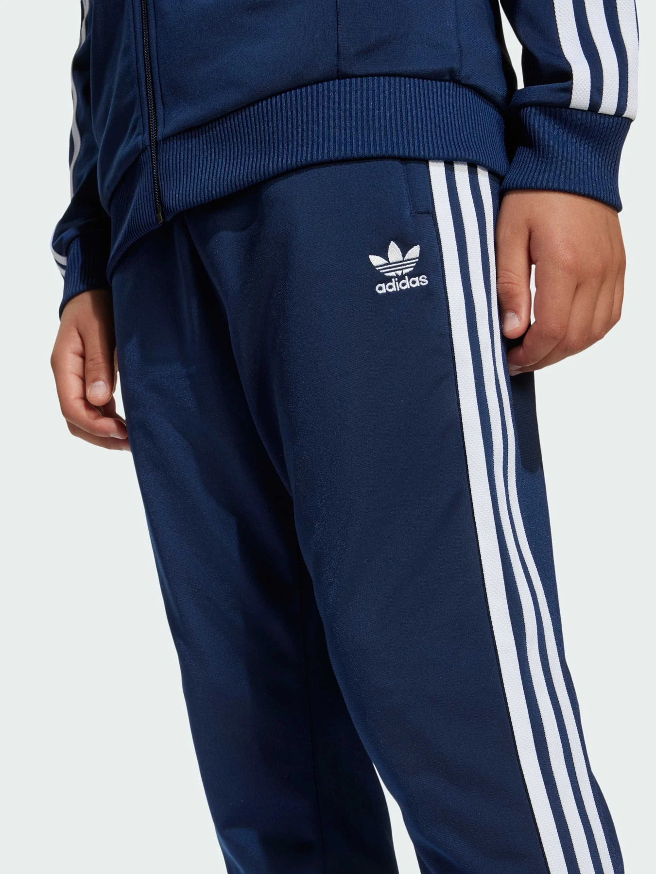 Штани Adidas Adicolor модель JV8567 Штани Adidas Adicolor модель JV8567 Фото
