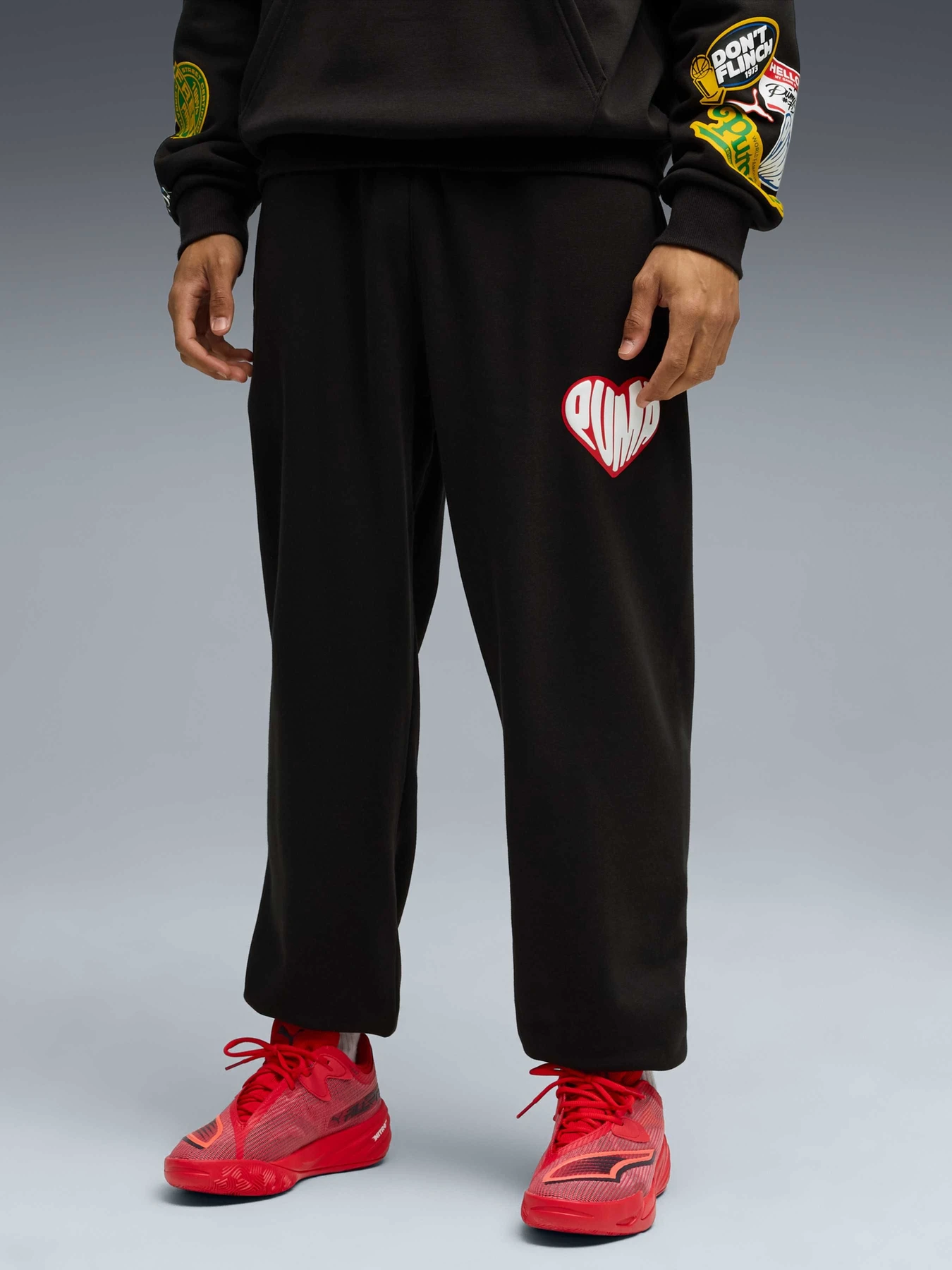 Брюки PUMA Sticker Pack Sweatpant модель 632834 Брюки PUMA Sticker Pack Sweatpant модель 632834 Фото