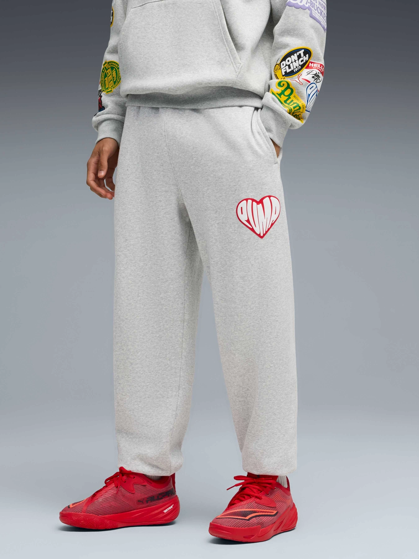 Брюки PUMA Sticker Pack Sweatpant модель 632834 Брюки PUMA Sticker Pack Sweatpant модель 632834 Фото