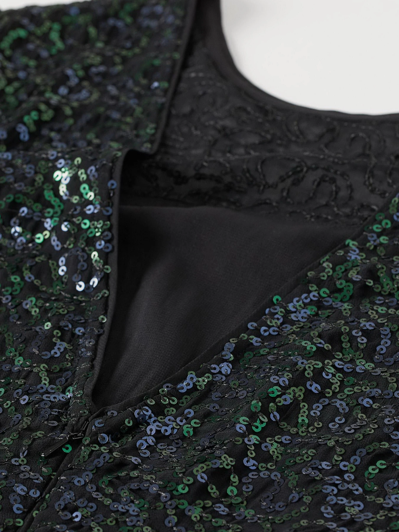 Платья H&M модель 8273490sm_черный зеленый рисунок Фото