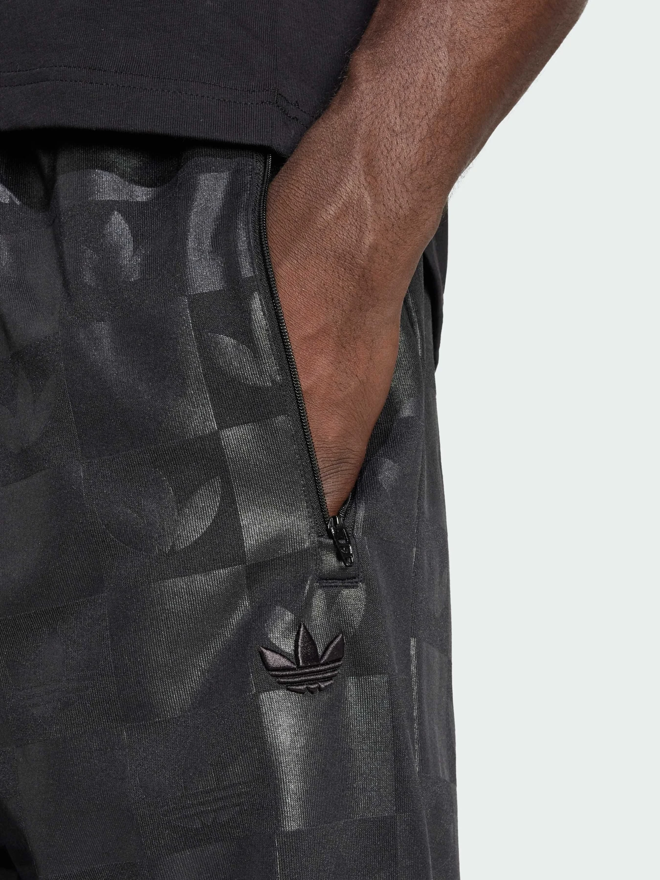 Брюки Adidas Graphics модель JY2977 Брюки Adidas Graphics модель JY2977 Фото