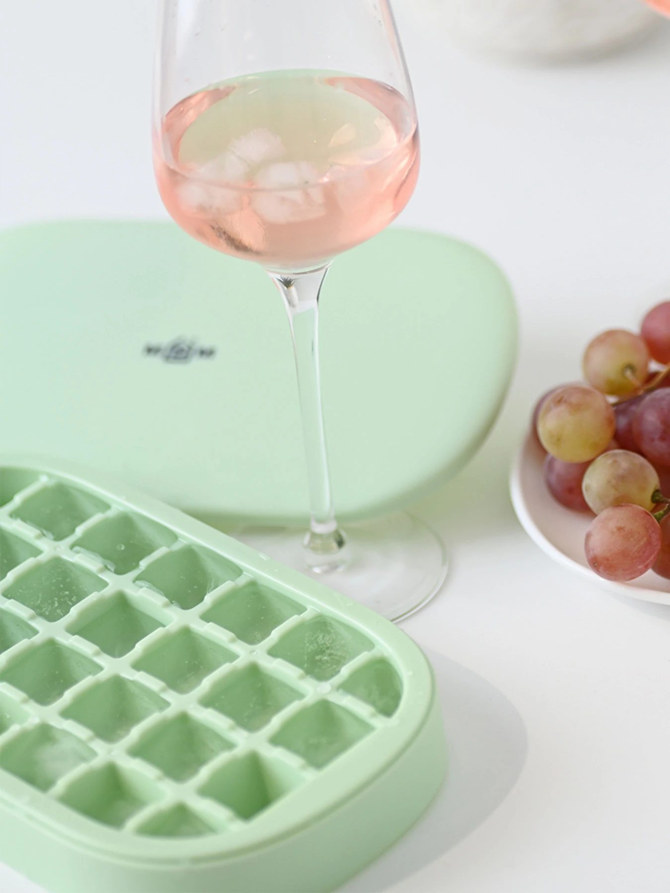 Форма для льоду з кришкою на 28 секцій MBM HOME модель KP-64 GREEN Форма для льоду з кришкою на 28 секцій MBM HOME модель KP-64 GREEN Фото