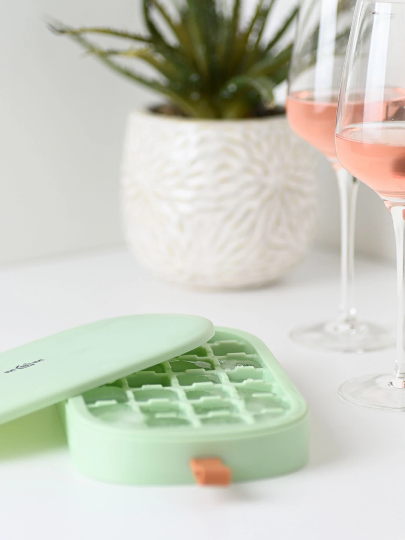 Форма для льоду з кришкою на 28 секцій MBM HOME модель KP-64 GREEN Форма для льоду з кришкою на 28 секцій MBM HOME модель KP-64 GREEN Фото