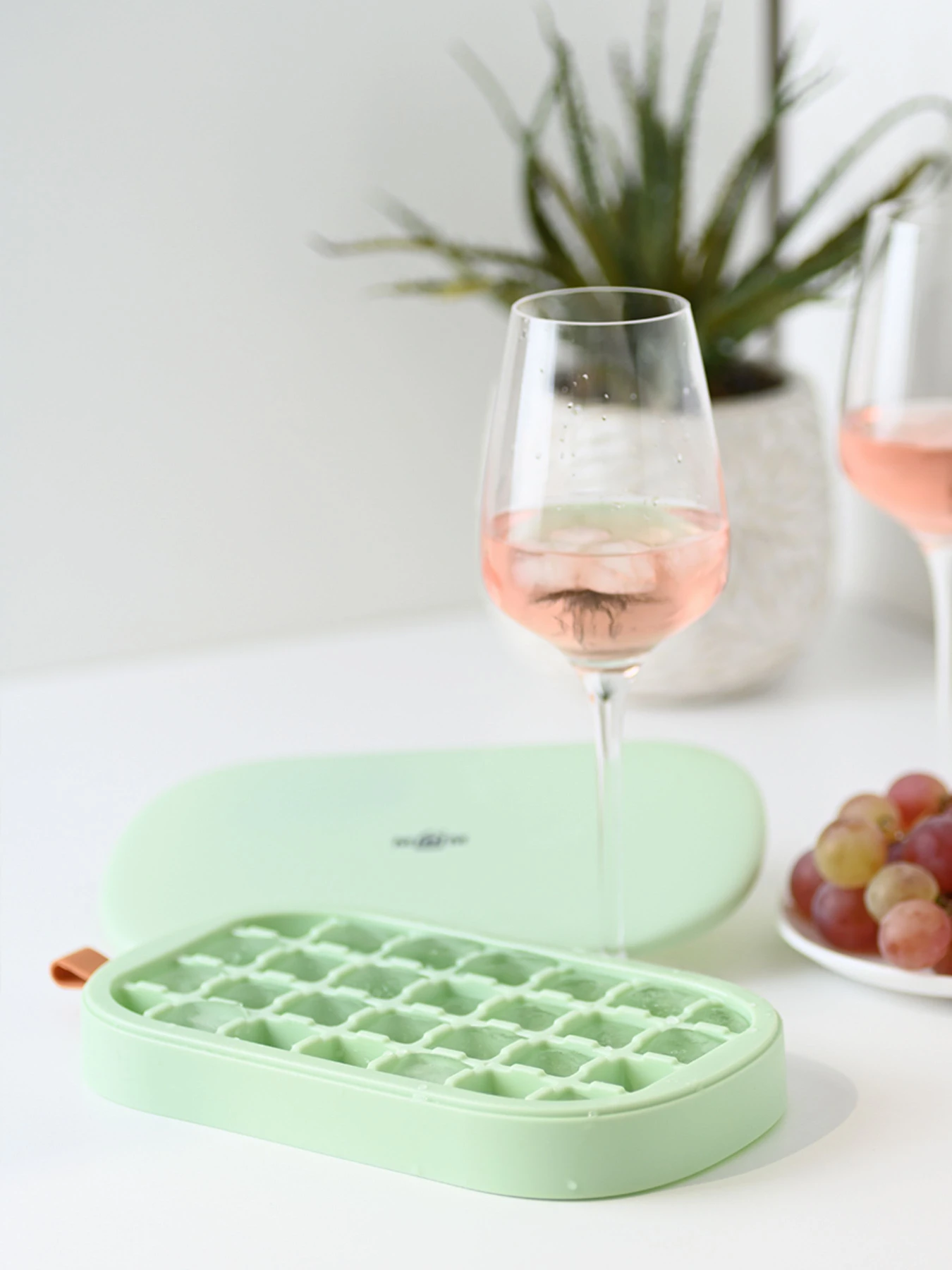 Форма для льоду з кришкою на 28 секцій MBM HOME модель KP-64 GREEN Форма для льоду з кришкою на 28 секцій MBM HOME модель KP-64 GREEN Фото