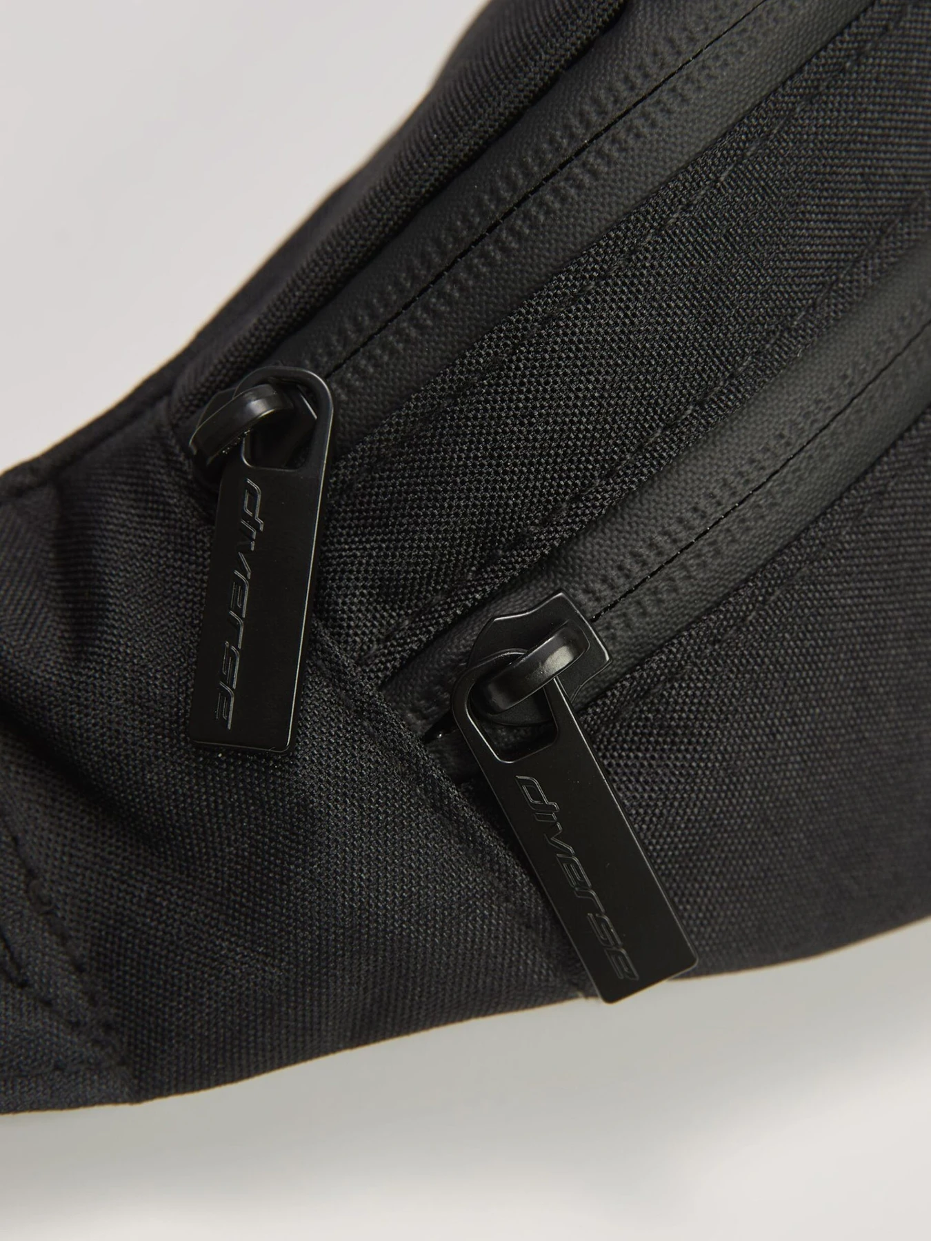 Сумки DIVERSE Washbum 254 модель 10047460 Сумки DIVERSE Washbum 254 модель 10047460 Фото