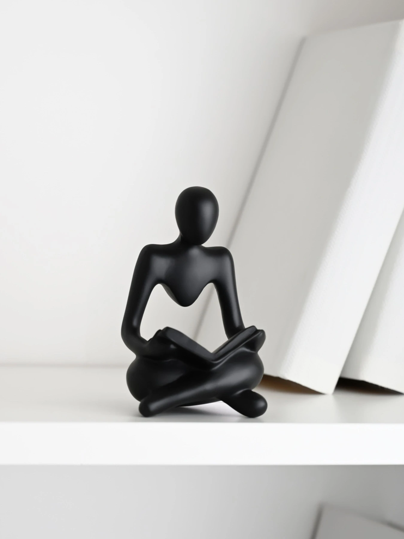 Статуэтка "Мыслитель с книгой" черная MBM HOME модель DH-ST-23 BLACK Статуэтка "Мыслитель с книгой" черная MBM HOME модель DH-ST-23 BLACK Фото