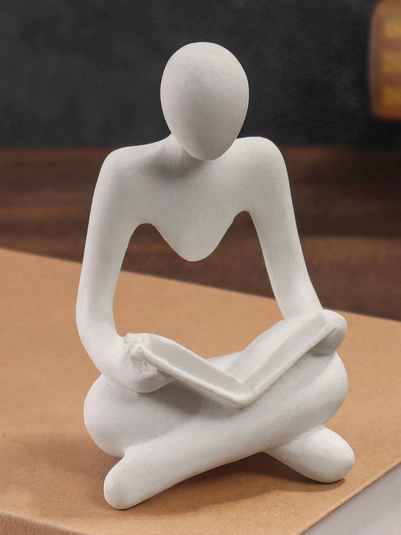 Статуэтка "Мыслитель с книгой" белая MBM HOME модель DH-ST-23 WHITE Статуэтка "Мыслитель с книгой" белая MBM HOME модель DH-ST-23 WHITE Фото