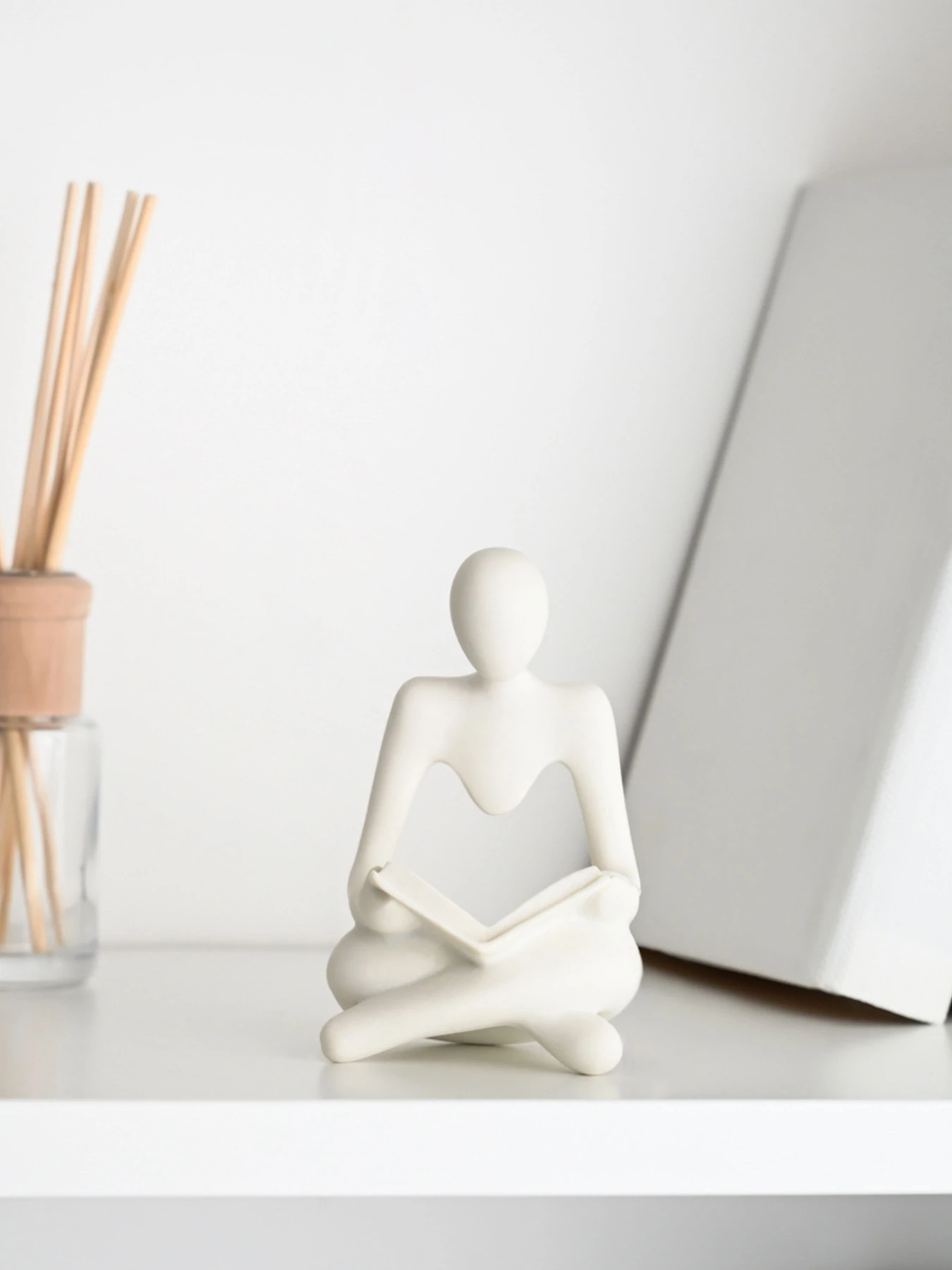 Статуэтка "Мыслитель с книгой" белая MBM HOME модель DH-ST-23 WHITE Статуэтка "Мыслитель с книгой" белая MBM HOME модель DH-ST-23 WHITE Фото