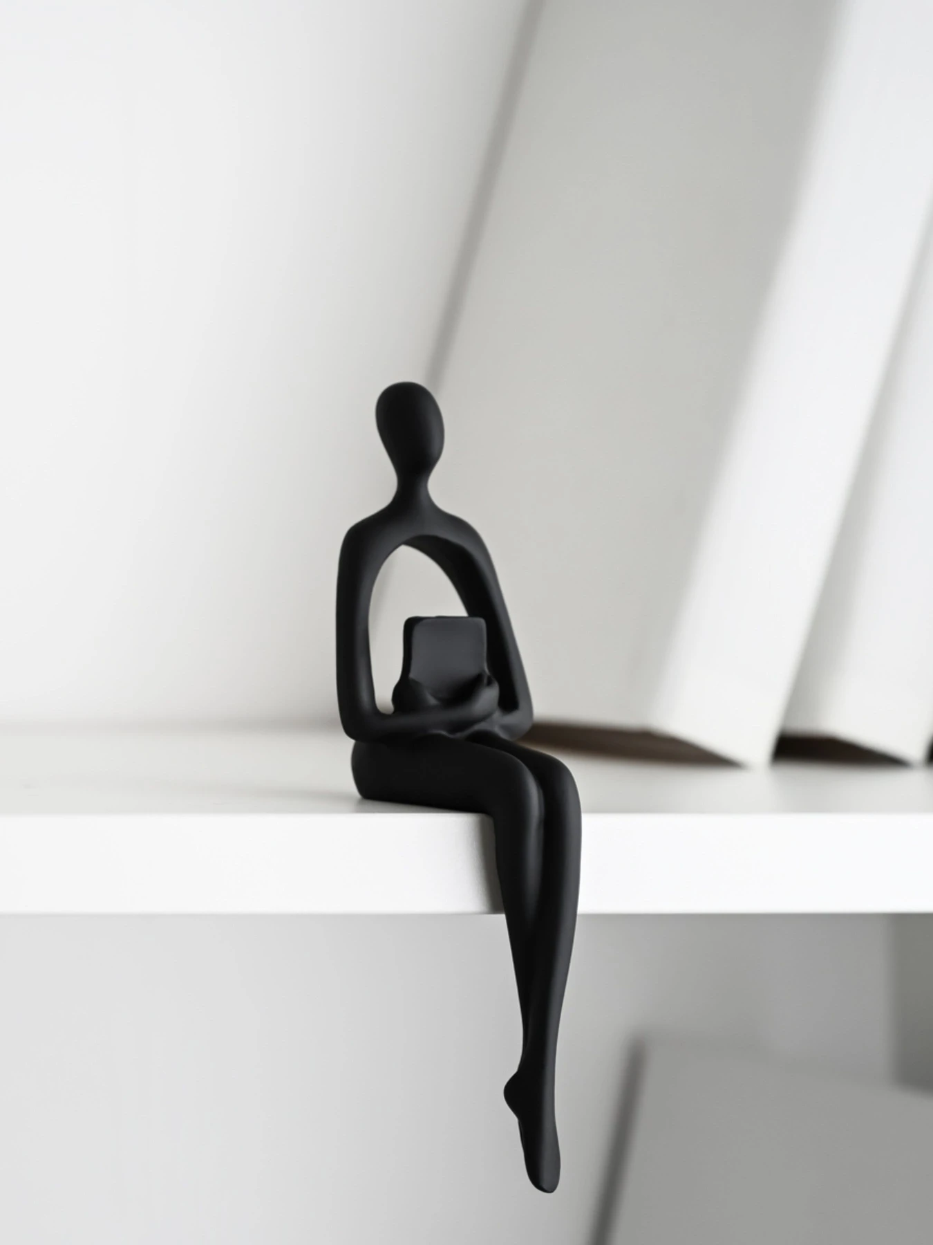 Статуетка "Людина з книгою" чорна MBM HOME модель DH-ST-26 BLACK Статуетка "Людина з книгою" чорна MBM HOME модель DH-ST-26 BLACK Фото