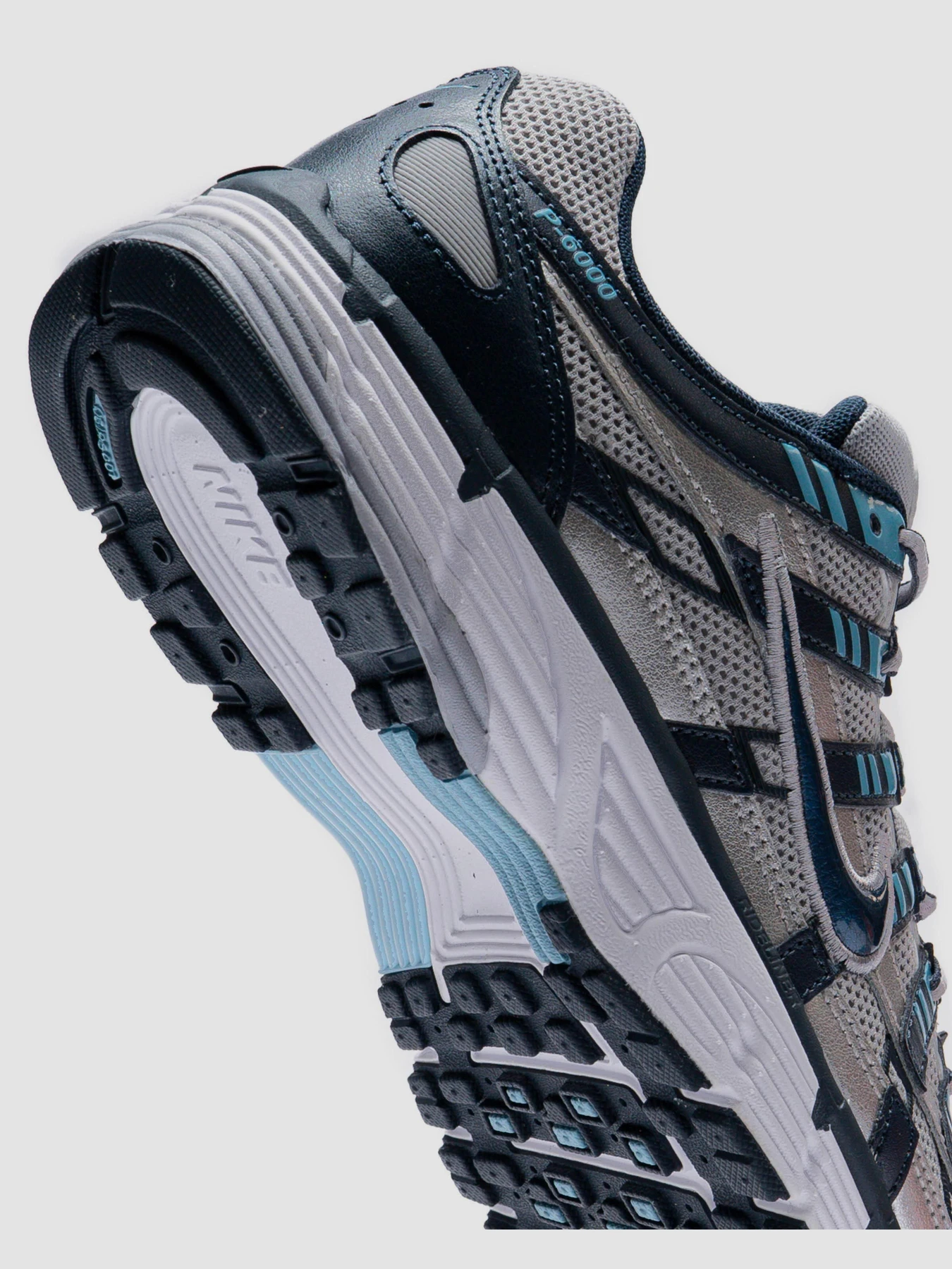 Кроссовки NIKE P-6000 модель CD6404-402 Фото
