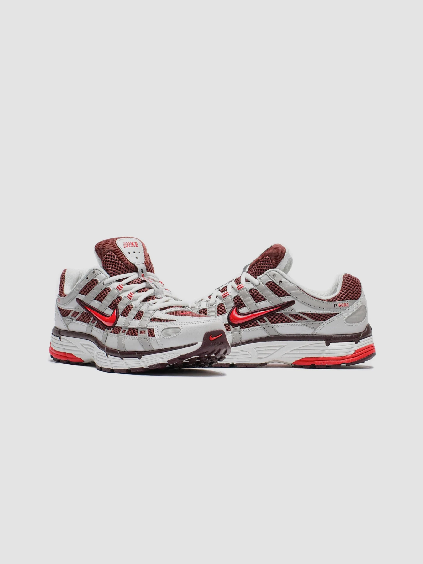 Кроссовки NIKE P-6000 модель HJ9598-100 Фото