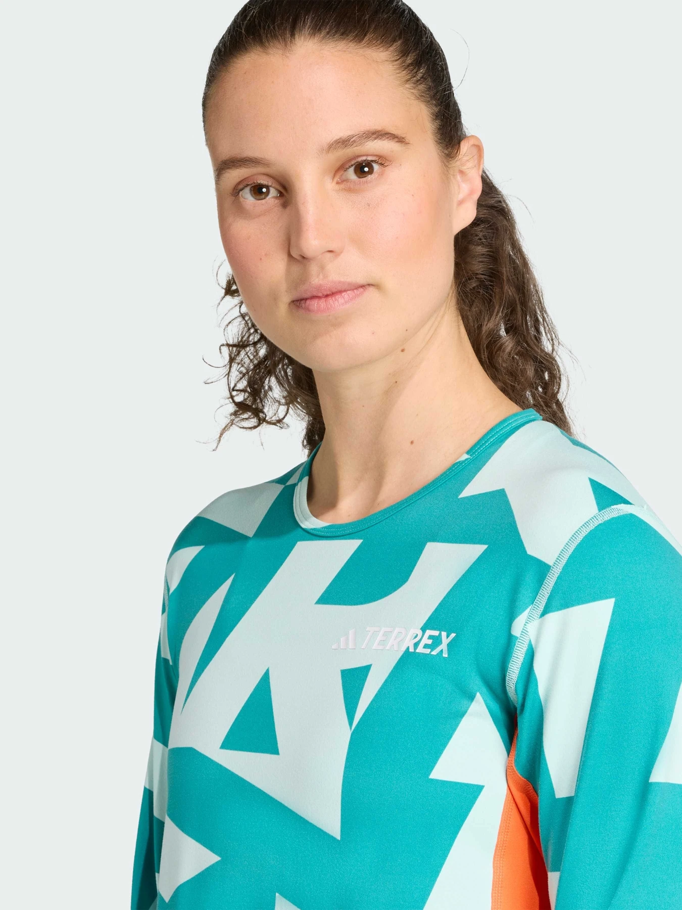 Худи и свитшоты Adidas модель JP2761 Худи и свитшоты Adidas модель JP2761 Фото