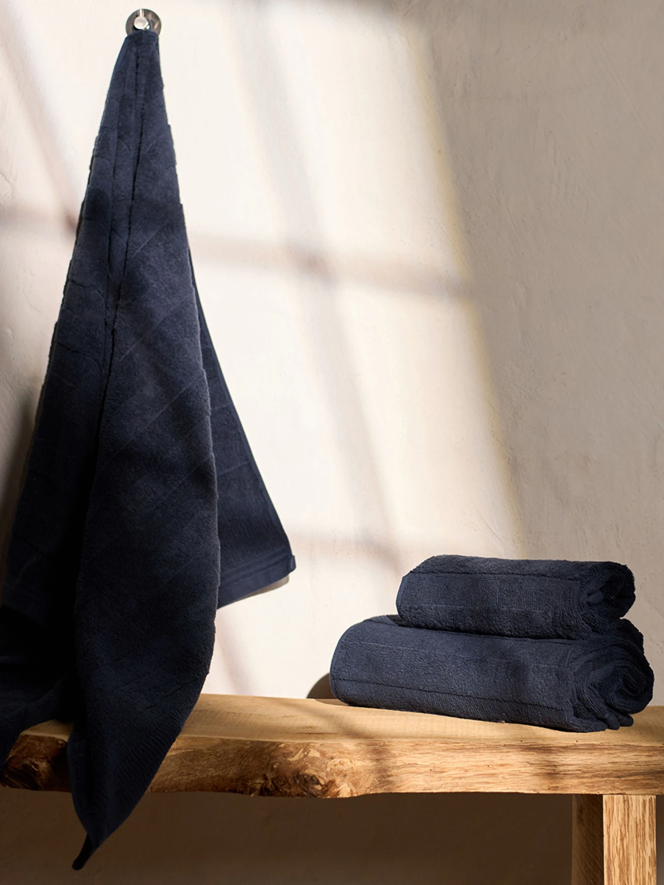 Полотенце из натурального хлопка "Вдохновение" темно-синее MBM HOME модель BT-12 DARK BLUE Полотенце из натурального хлопка "Вдохновение" темно-синее MBM HOME модель BT-12 DARK BLUE Фото