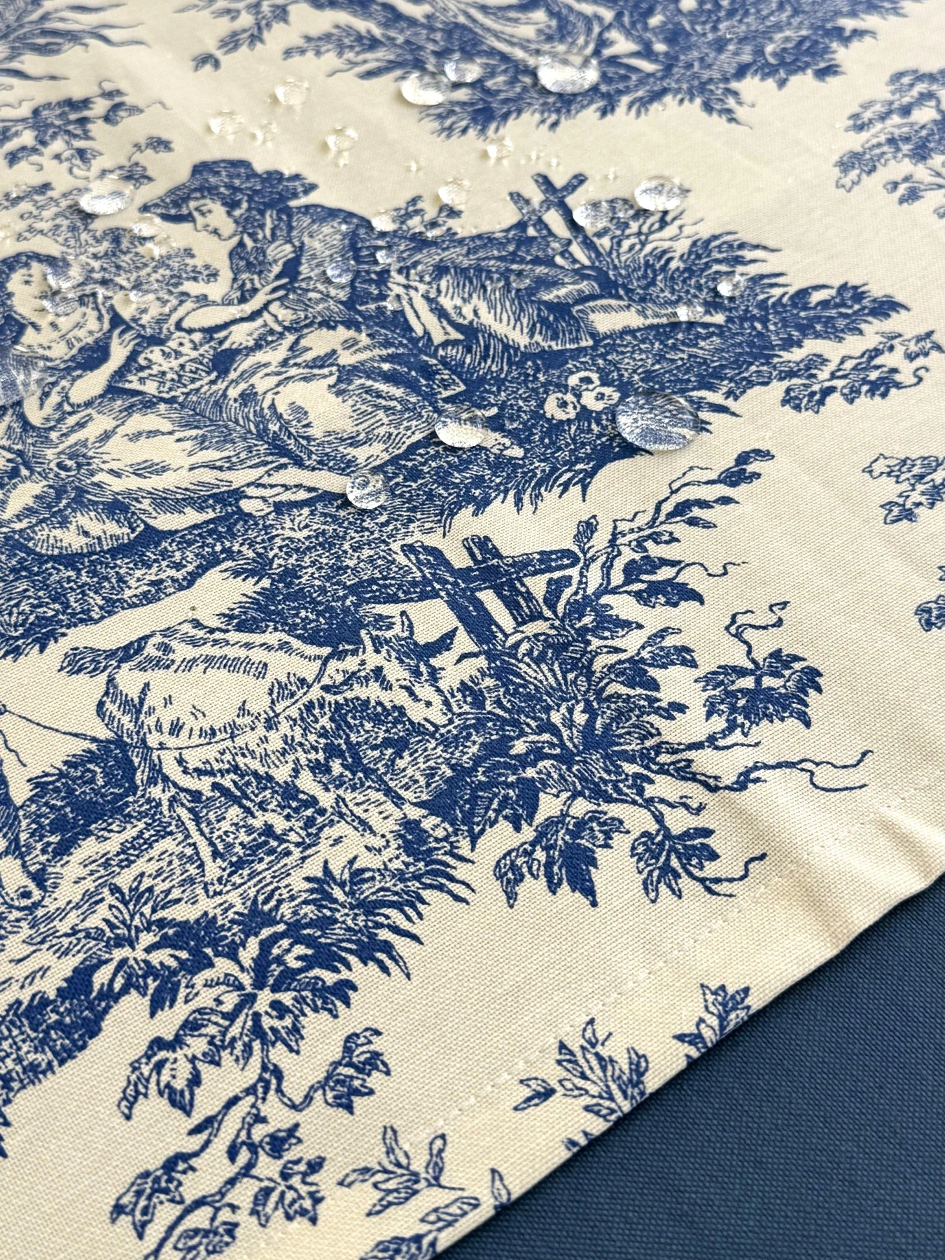 Раннер-дорожка для обеденного стола DUCK водоотталкивающая Italiano Blue Ecotton модель 25326 Раннер-дорожка для обеденного стола DUCK водоотталкивающая Italiano Blue Ecotton модель 25326 Фото