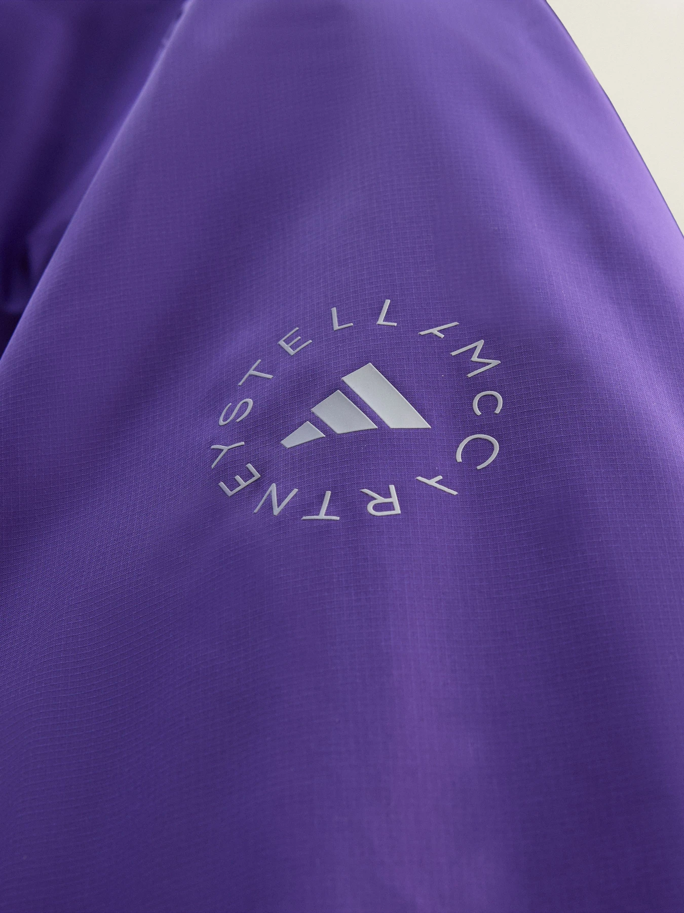 Куртки та дублянки Adidas модель JW2030 Фото