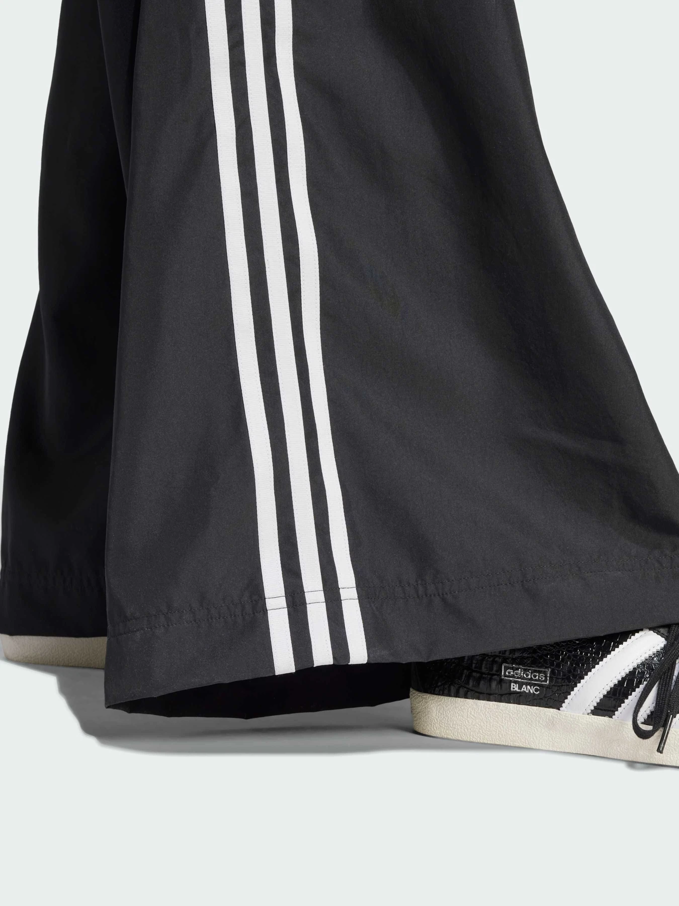 Брюки Adidas Superstar модель JD3390 Брюки Adidas Superstar модель JD3390 Фото