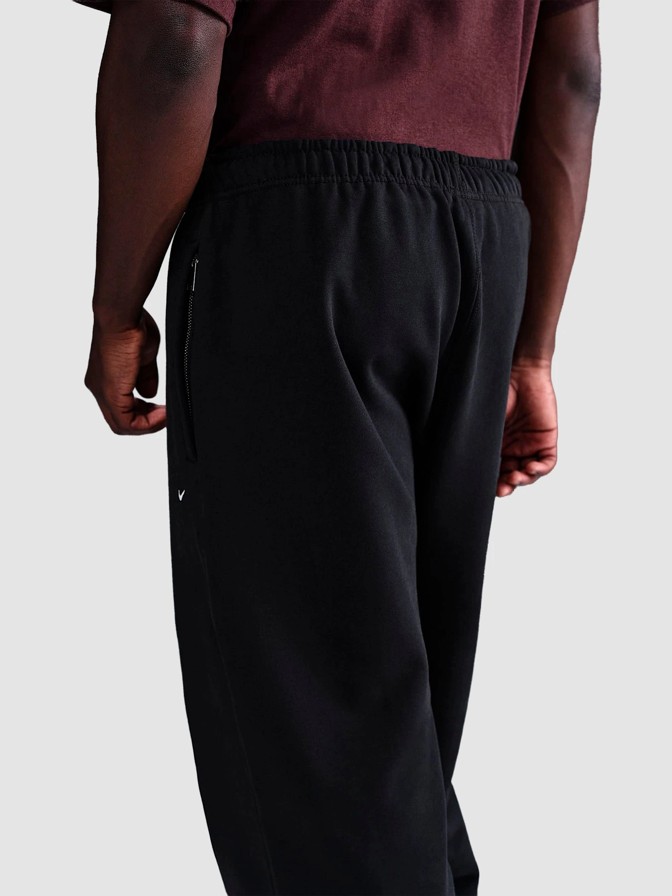 Брюки NIKE Solo Swoosh Cuffed Fleece модель HV1088-010 Фото