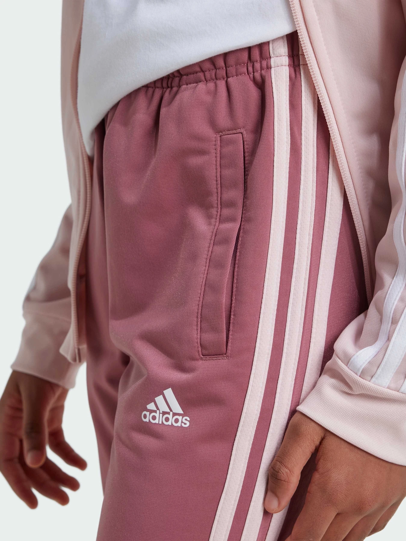 Костюмы Adidas модель IZ3460 Костюмы Adidas модель IZ3460 Фото