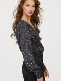Сорочки H&M модель 6886419RP3_черный в звезды Фото